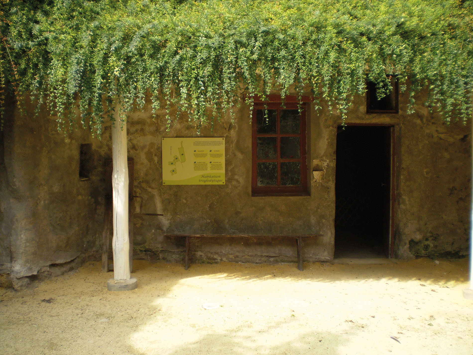 Troglodyte cellars : Visit Troglodyte cellars from DouÃ©-la-Fontaine