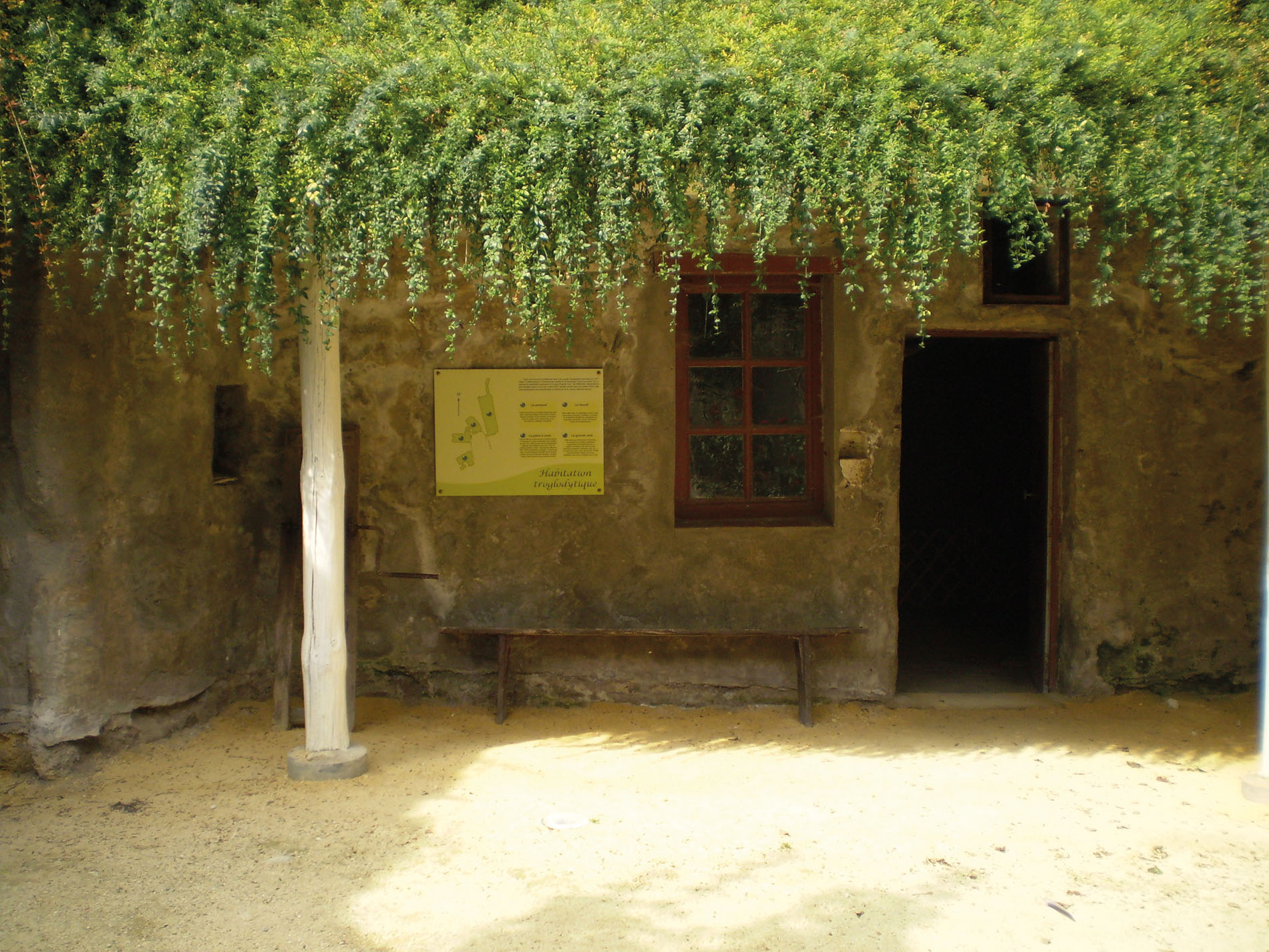 A visit to the troglodyte cellars of Terre de Rose